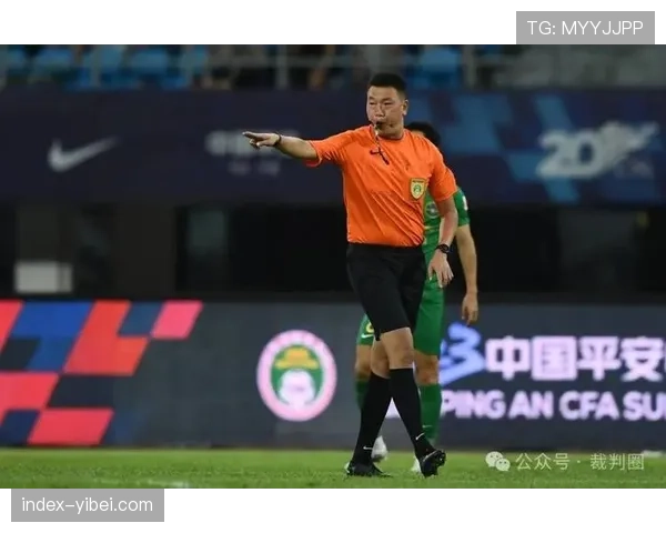 【2026年4月中超联赛·赛中·聚焦特写：VAR屏幕前，主裁判与视频助理裁判长达三分钟的紧张沟通